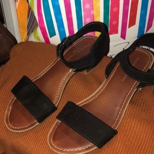 Cute black sandals w/ a short heel.🖤